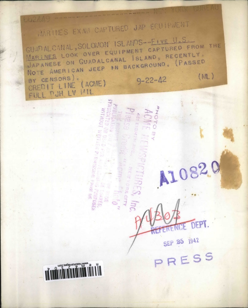 1942 Press Photo US Marines Look Over Equipment Captured From Japanese