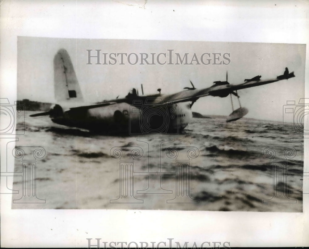 1943 Press Photo Royal Air Force Sunderland Hugs Plane in Storm - nem42370