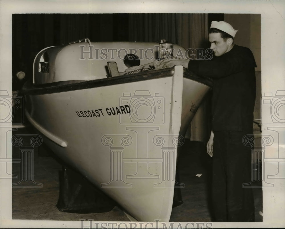 1941 Press Photo NY US Coast Guardsman Frank Skora & picket boat - nem42392