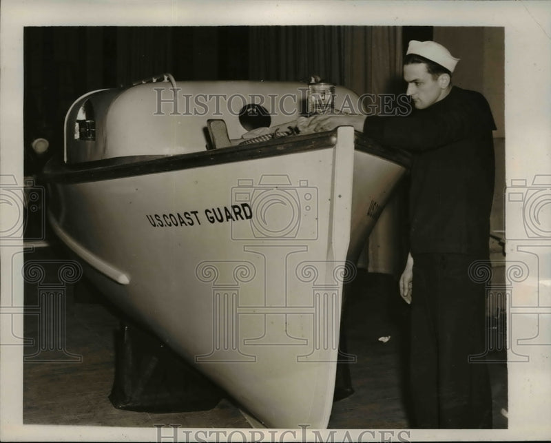 Load image into Gallery viewer, 1941 Press Photo NY US Coast Guardsman Frank Skora &amp; picket boat - nem42392
