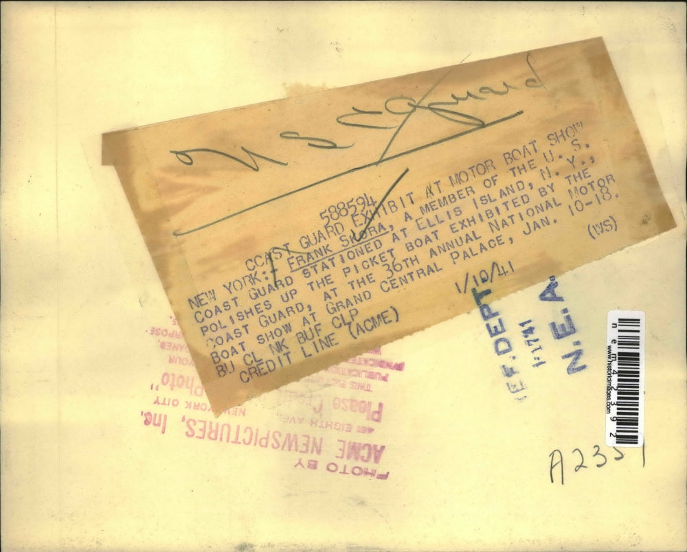 1941 Press Photo NY US Coast Guardsman Frank Skora & picket boat - nem42392