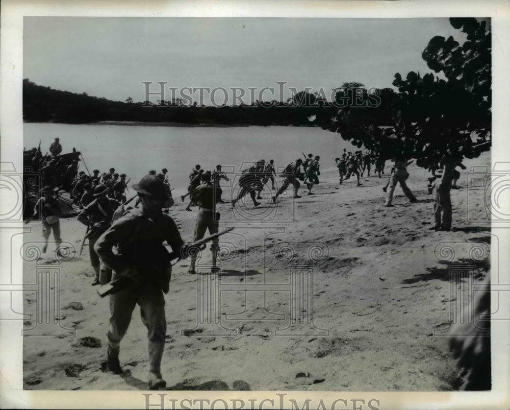 1942 Press Photo Panama Canal Zone US Marines & Nave on manuevers - nem42410
