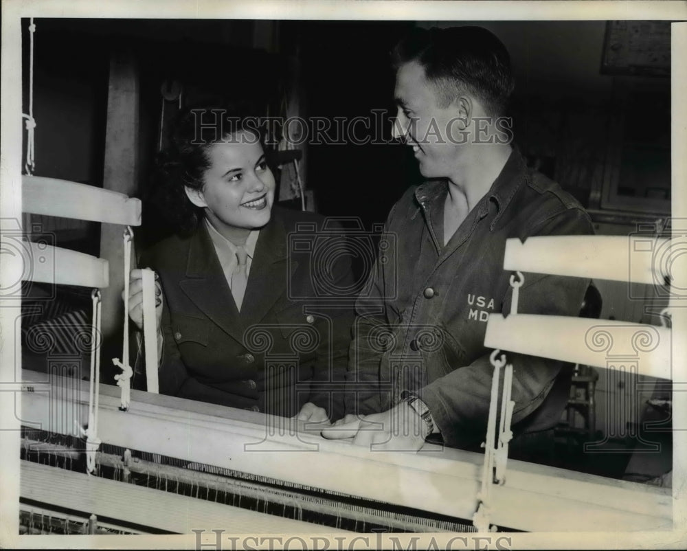 1943 Press Photo Elizabeth Gates does a little weaving with Fred Dean