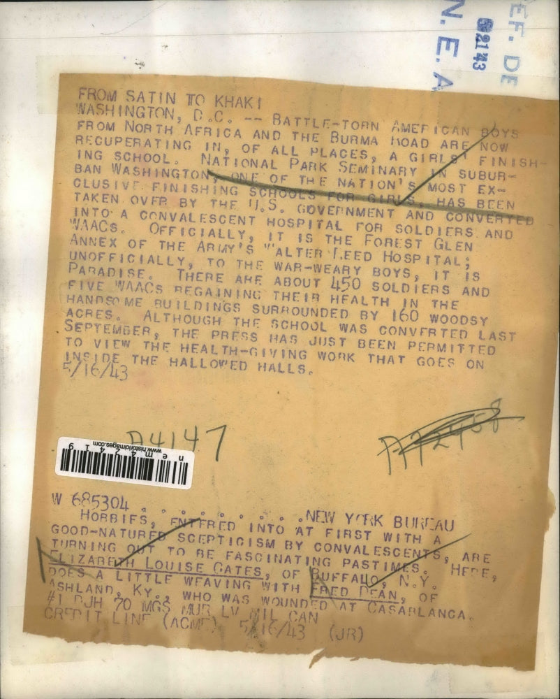 1943 Press Photo Elizabeth Gates does a little weaving with Fred Dean