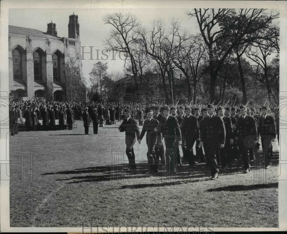 1945 Press Photo Evanston Ill Fleet Adm Ernest King & ROTC at Northwesterrn U