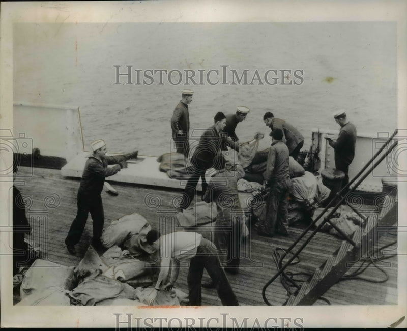 Load image into Gallery viewer, 1940 Press Photo Gibraltar US mail on SS Washington as British inspect ship
