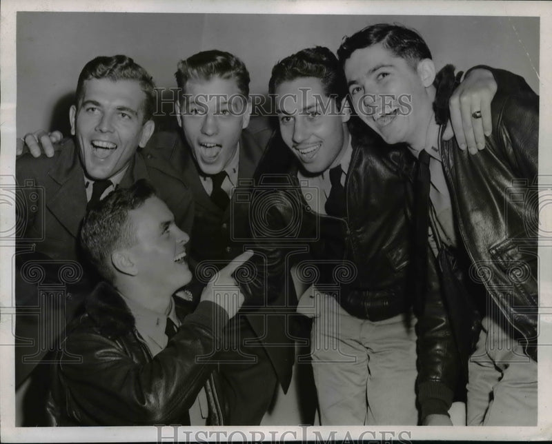 Load image into Gallery viewer, 1945 Press Photo Seattke WA Navy fliers Lt jg Sam Brocato, Lt RH Nicholson
