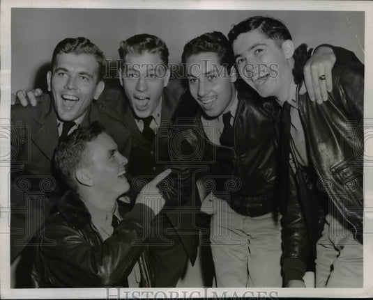 1945 Press Photo Seattke WA Navy fliers Lt jg Sam Brocato, Lt RH Nicholson