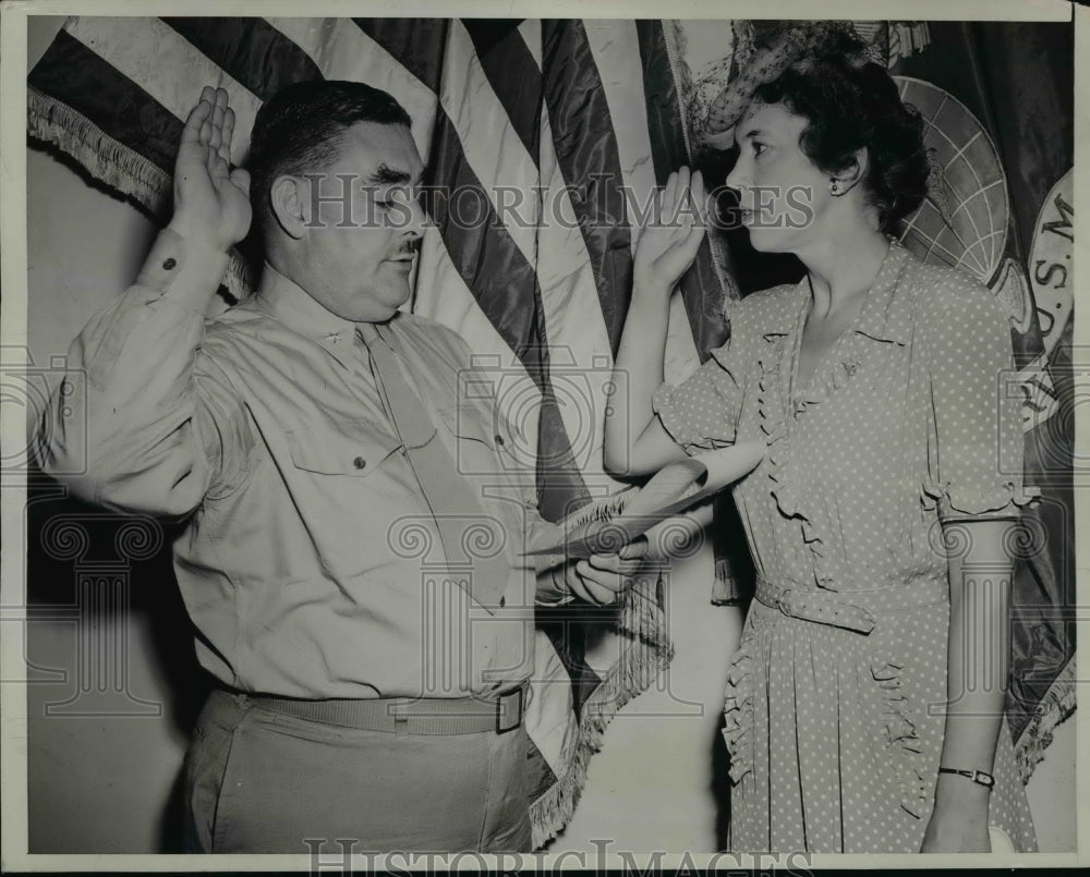 1943 Press Photo DC Eugenia D Leueune sworn into US Marines Reserve - nem42657