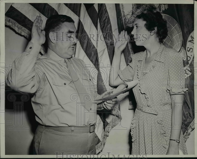 Load image into Gallery viewer, 1943 Press Photo DC Eugenia D Leueune sworn into US Marines Reserve - nem42657
