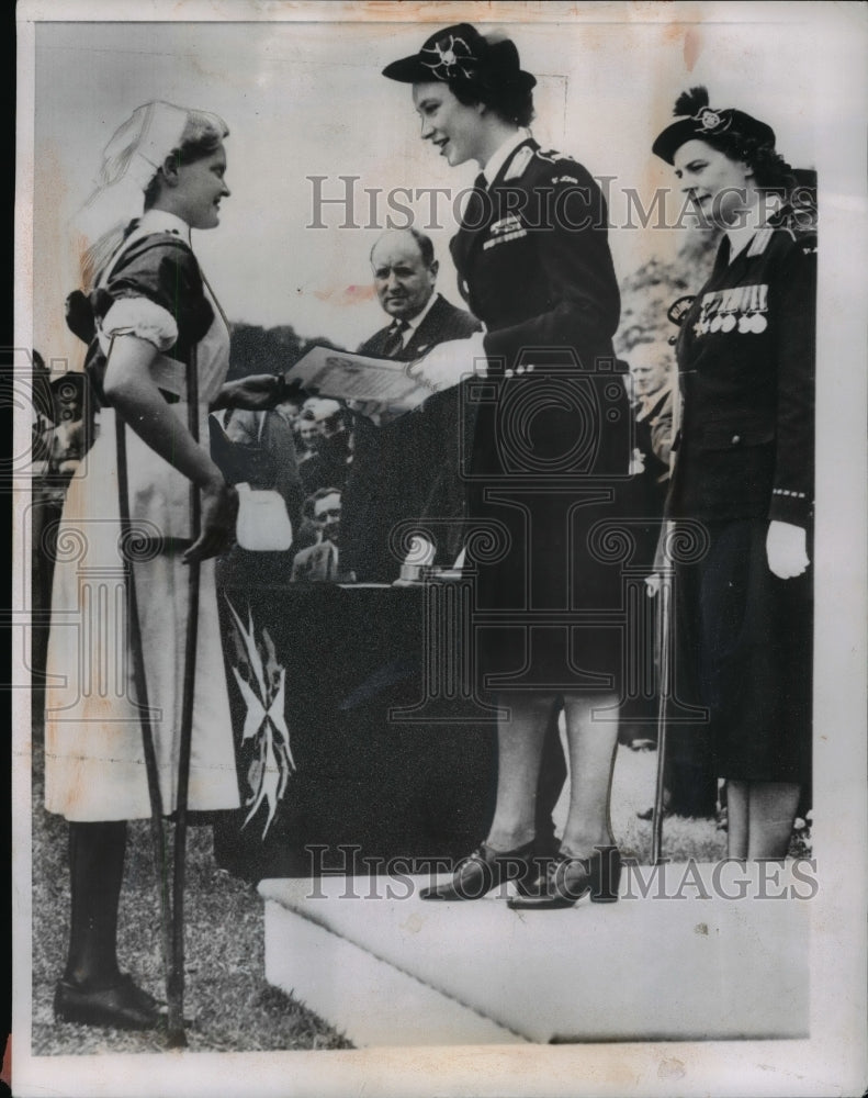 1954 Press Photo London B Goodyear gets merit cetificate from Princess Margaret