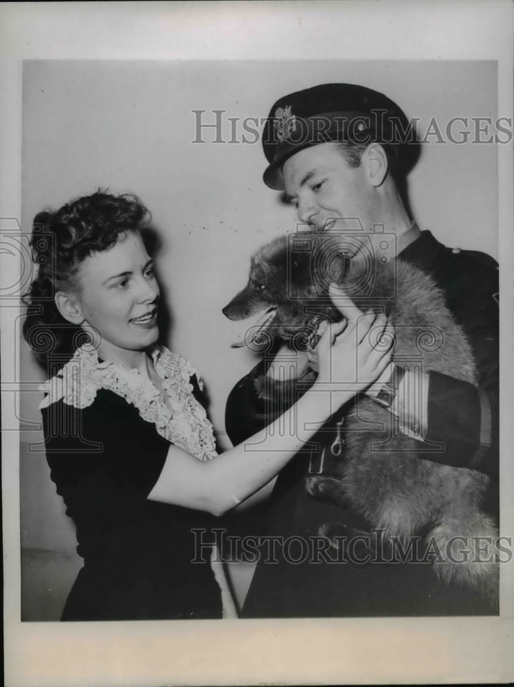 Load image into Gallery viewer, 1944 Press Photo St Paul MN Lt PJ Hogan Jr, Elaine Brogmus &amp; blue fox Beebee
