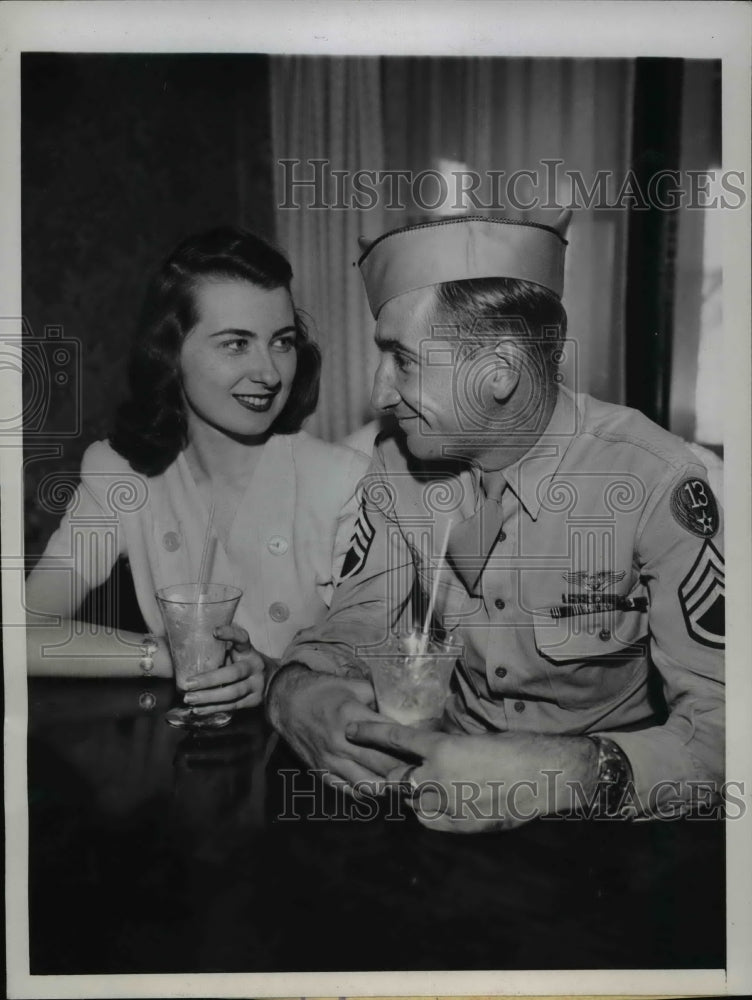 1945 Press Photo Chicago S/Sgt John Gavin 10 missions in Pacific sees sister