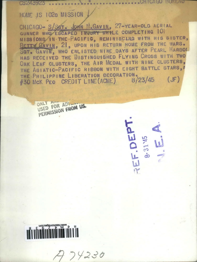 1945 Press Photo Chicago S/Sgt John Gavin 10 missions in Pacific sees sister