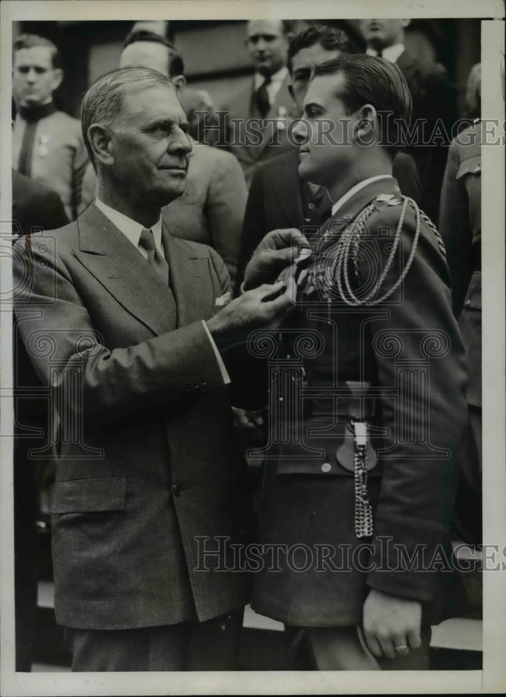 Load image into Gallery viewer, 1935 Press Photo Alexander Lawson ROTC U of Illinois &amp; Secy of War G Fern
