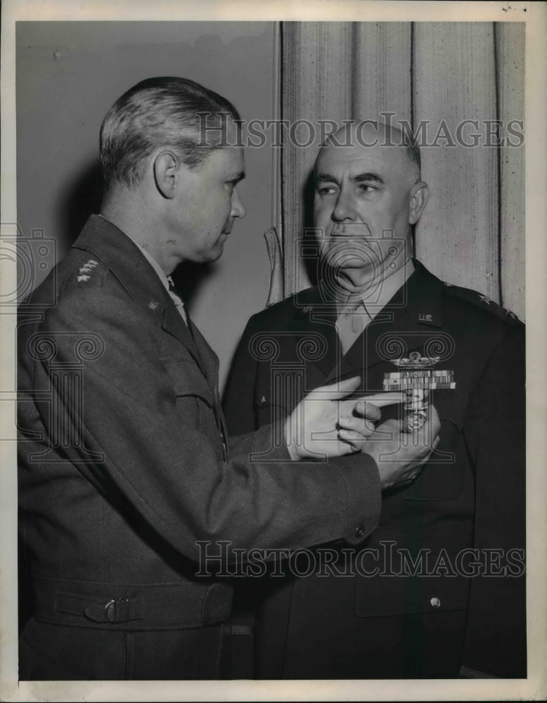 1949 Press Photo DC Gen Hoyt Vandenberg Service Medal to Maj Gen Ed Powers
