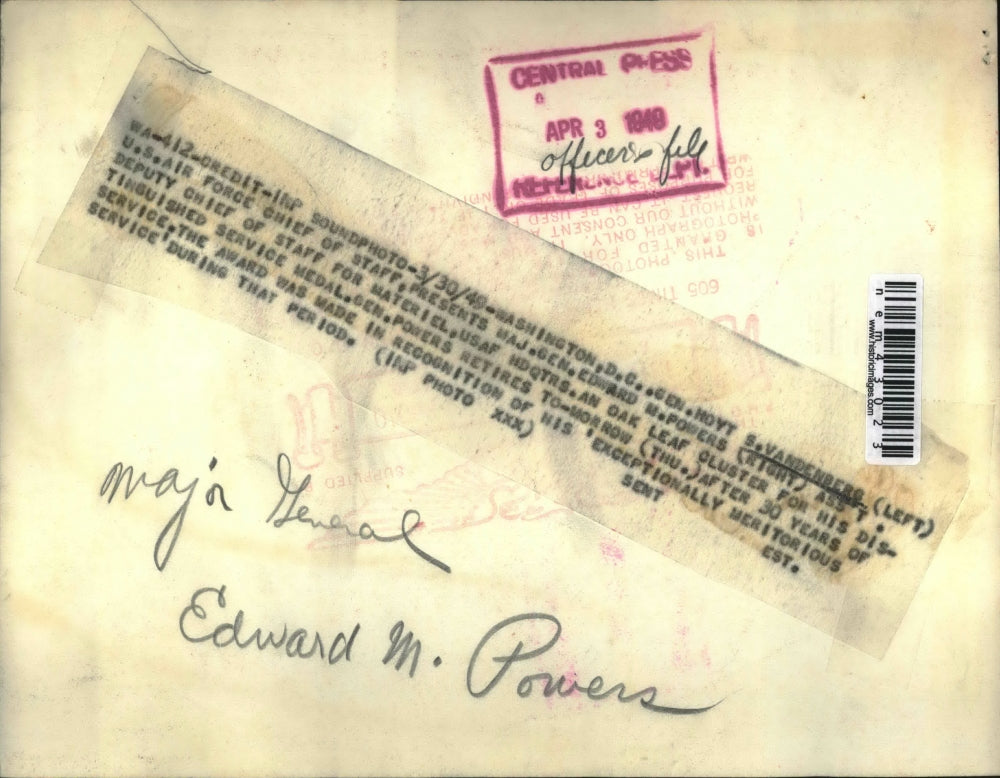 1949 Press Photo DC Gen Hoyt Vandenberg Service Medal to Maj Gen Ed Powers