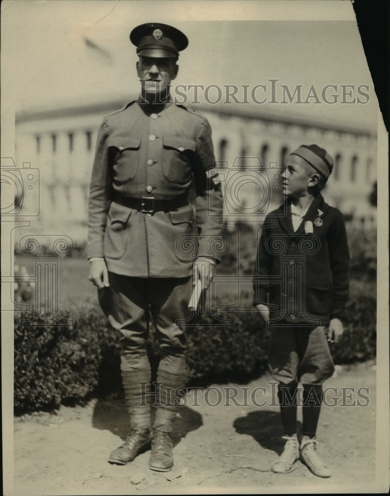 1925 Press Photo Soldier and Child, Story without Words MacDonald Photo