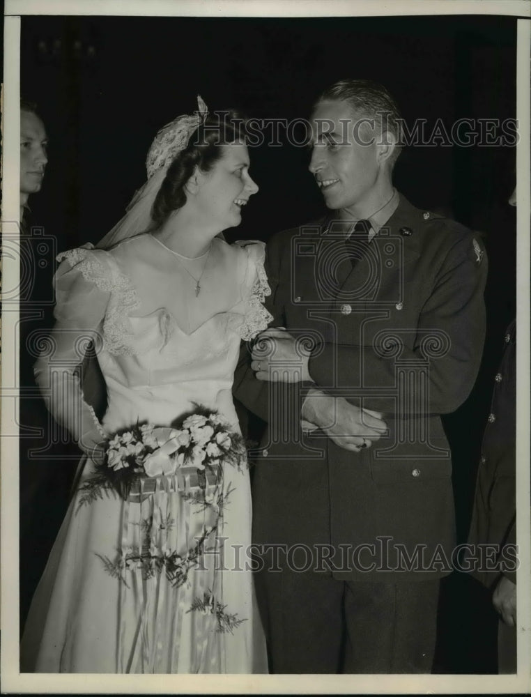 1942 Press Photo Pvt Wallace Bell Jr and Bride the Former Miss Aileen Koyonan- Historic Images