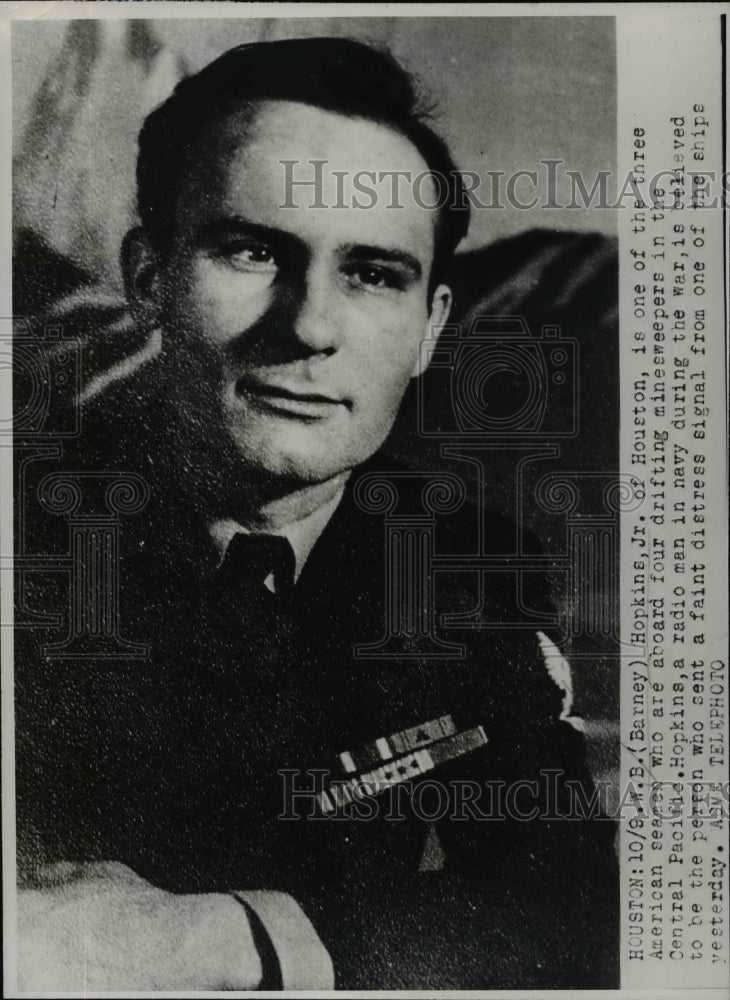 1947 Press Photo W.B. Hopkins Jr Seaman Aboard Drifting Minesweeper in Pacific