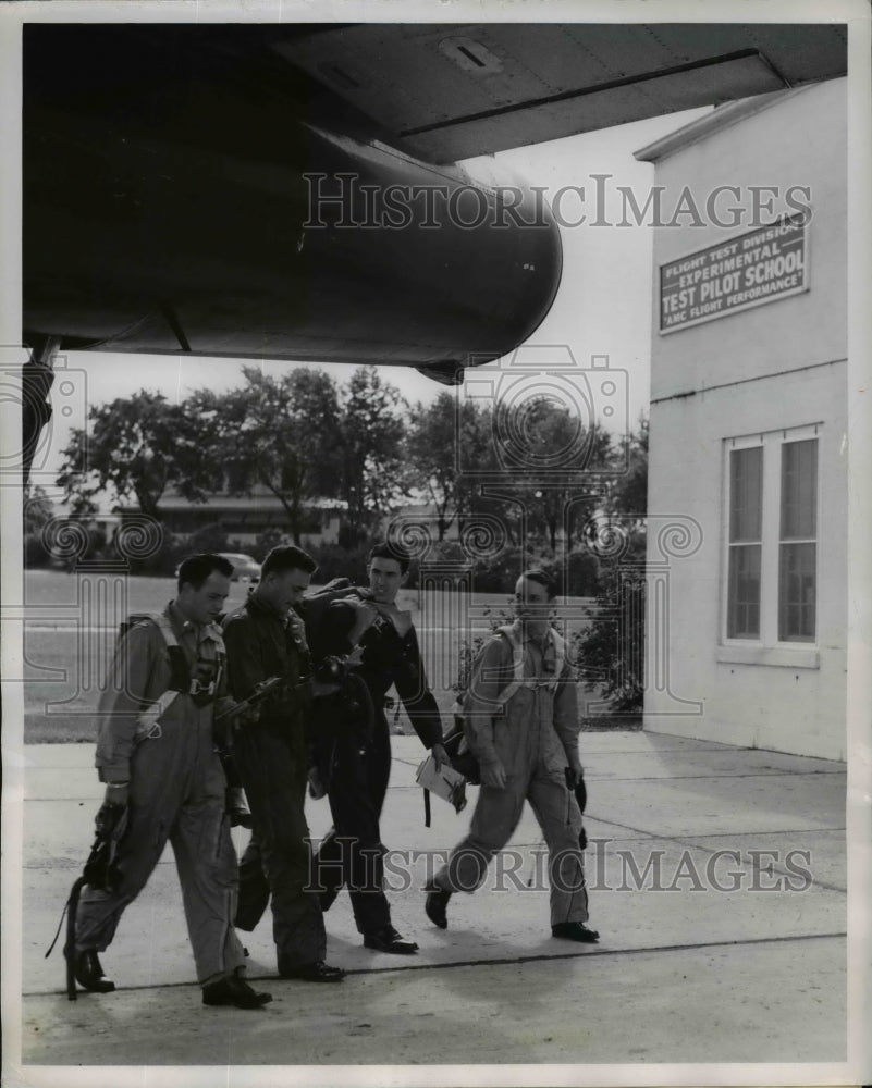1950 Press Photo Wright Patterson AFB Ohio Test pilot school Lt Dennen & others