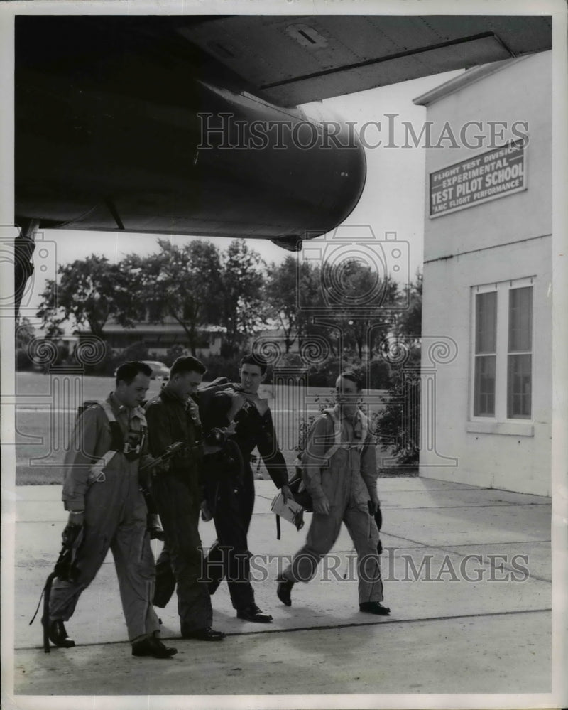 Load image into Gallery viewer, 1950 Press Photo Wright Patterson AFB Ohio Test pilot school Lt Dennen &amp; others
