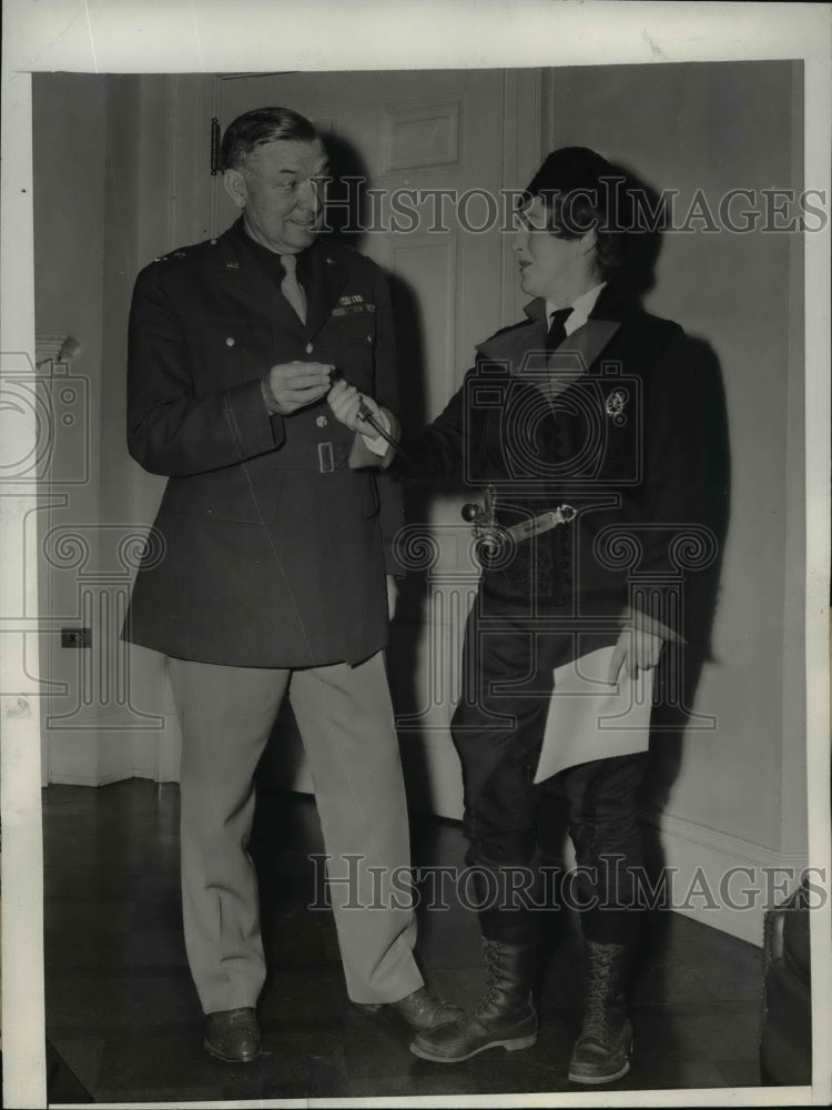 1943 Press Photo Ruth Mitchell Shown Watson a Dagger Effectively Used as Weapon