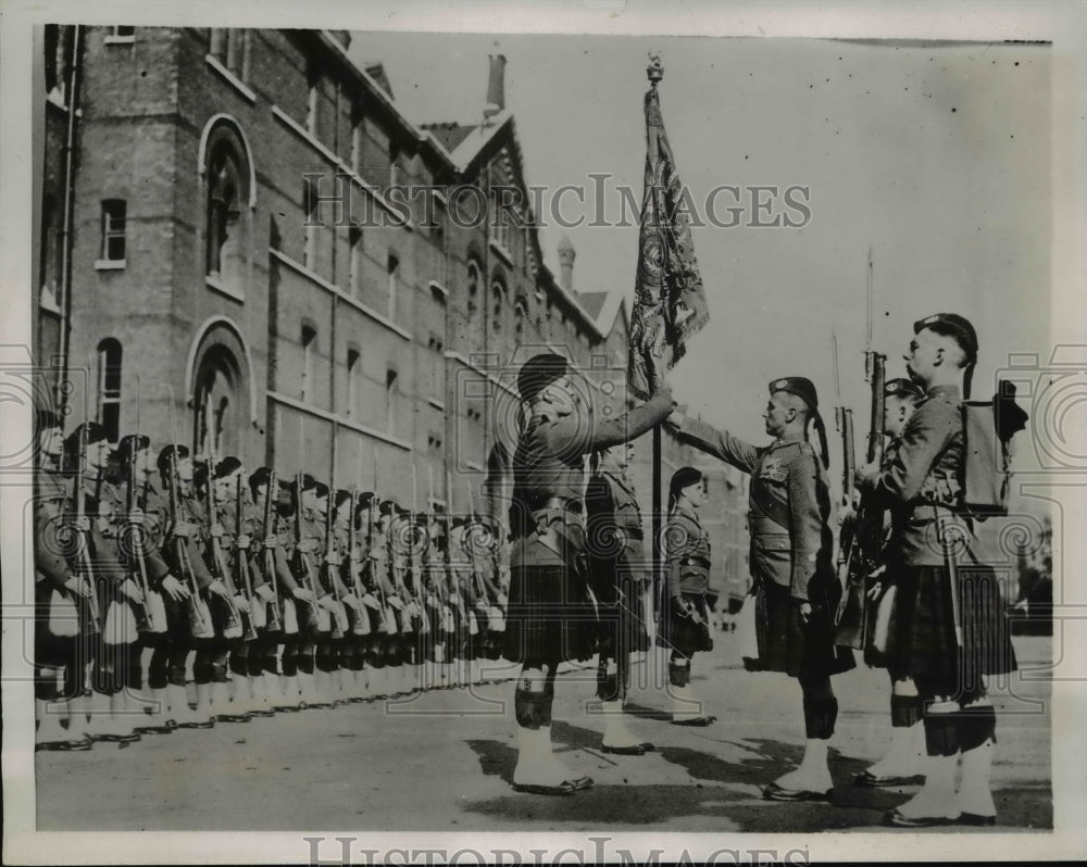 1934 Press Photo 2nd Batt Cameron Highlanders guard duty at Buckingham Palace