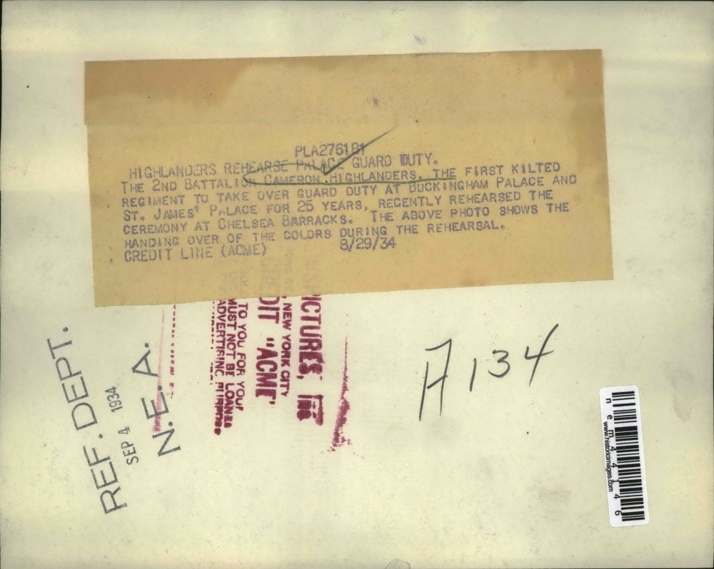 1934 Press Photo 2nd Batt Cameron Highlanders guard duty at Buckingham Palace