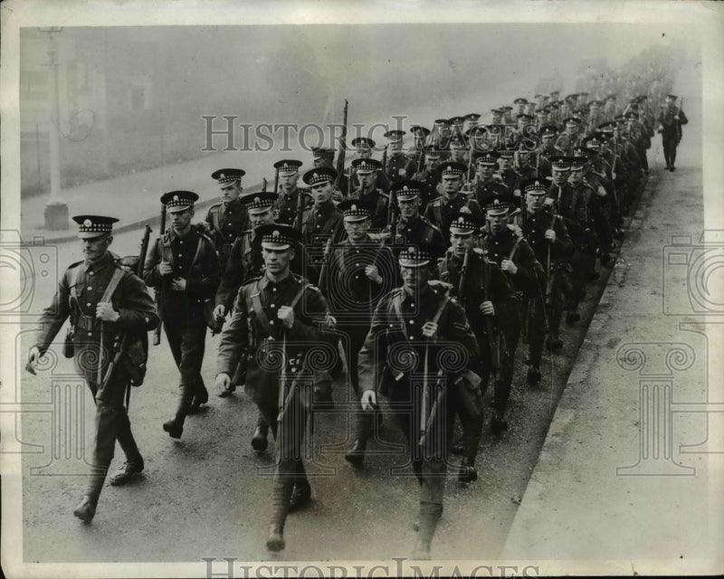Load image into Gallery viewer, 1931 Press Photo Scottish guards on economy march from Aldershot - nem44147
