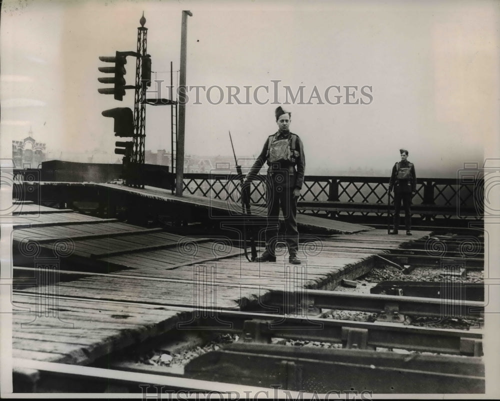1939 Press Photo Military Guards on Railway Bridge Across Thames River