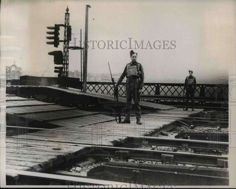 Load image into Gallery viewer, 1939 Press Photo Military Guards on Railway Bridge Across Thames River
