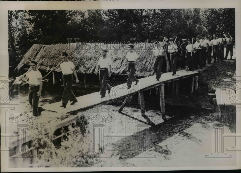 1940 Press Photo English Prisoners Checked Off by Italian Officer for Day's Work- Historic Images