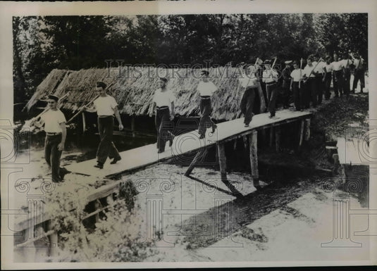 1940 Press Photo English Prisoners Checked Off by Italian Officer for Day's Work- Historic Images