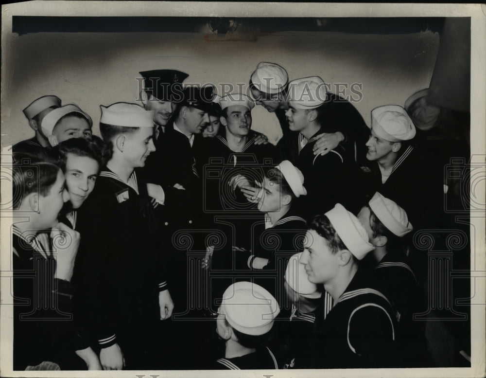 1940 Press Photo Naval Reservist Aboard Train - nem44374