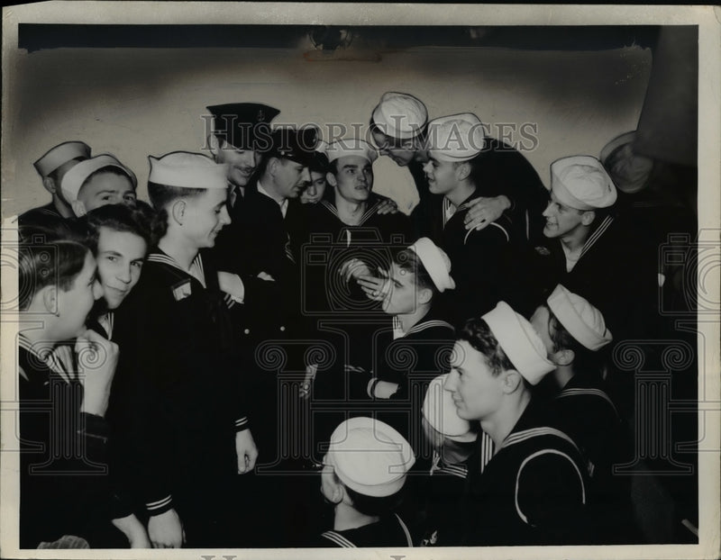 Load image into Gallery viewer, 1940 Press Photo Naval Reservist Aboard Train - nem44374
