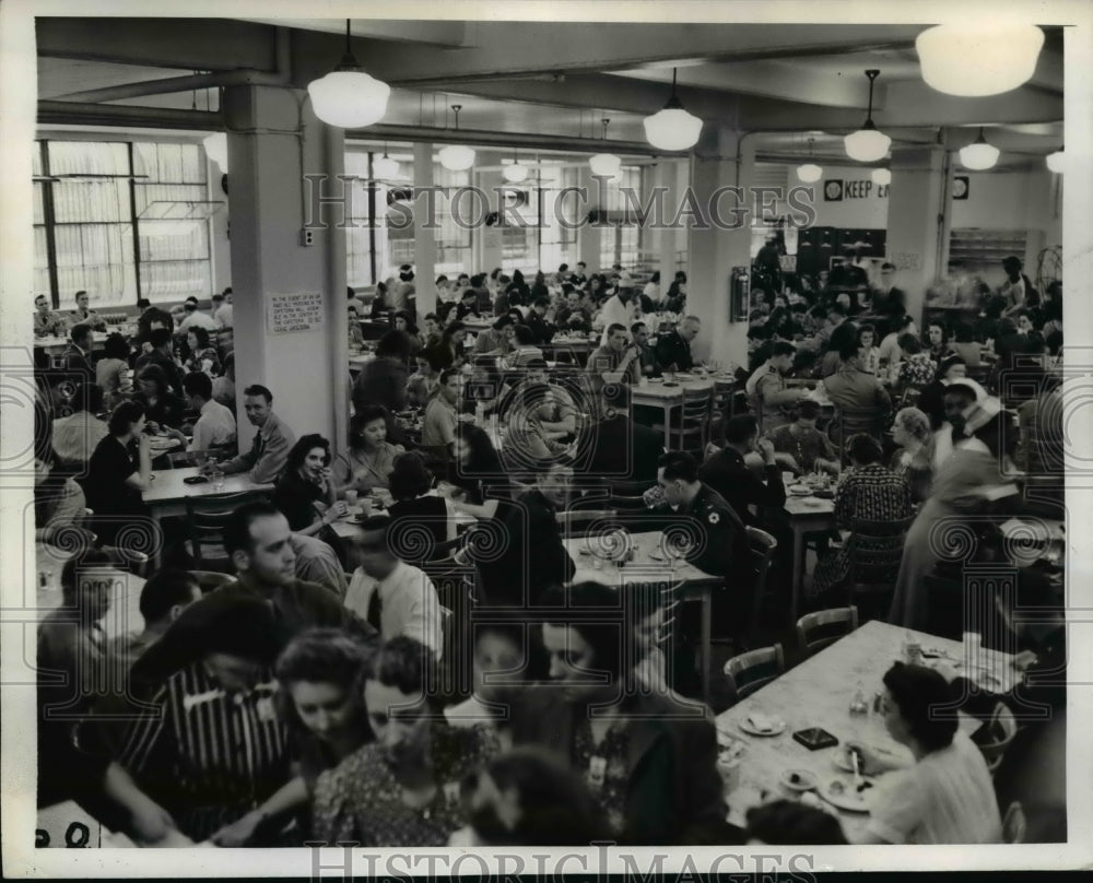 1942 Press Photo DC War Department building crowds at lunch rooms - nem44390