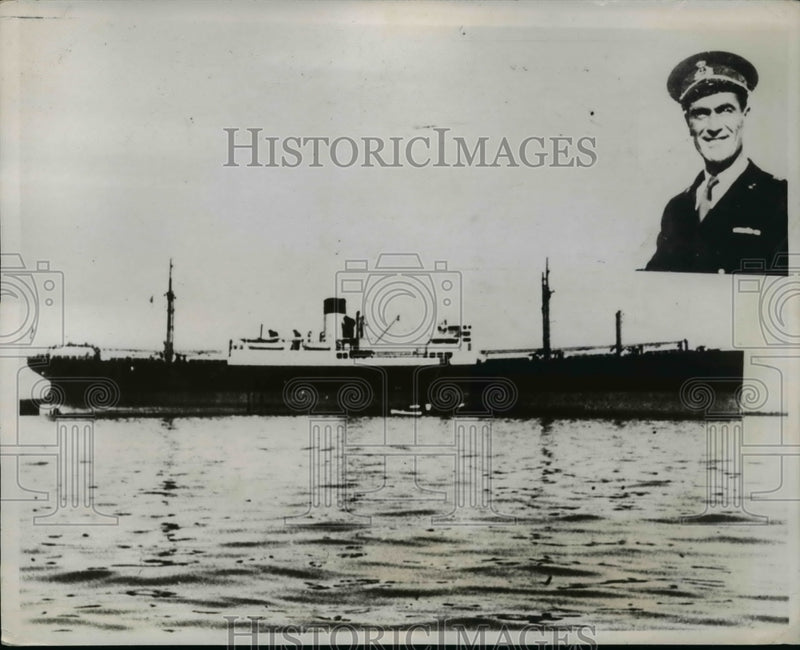 Load image into Gallery viewer, 1937 Press Photo Italian cargo ship Mongialo bombed &amp; Capt Scolari dies
