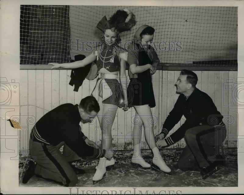 Load image into Gallery viewer, 1941 Press Photo West Point Academy cadets &amp; cast of It Happens on Ice
