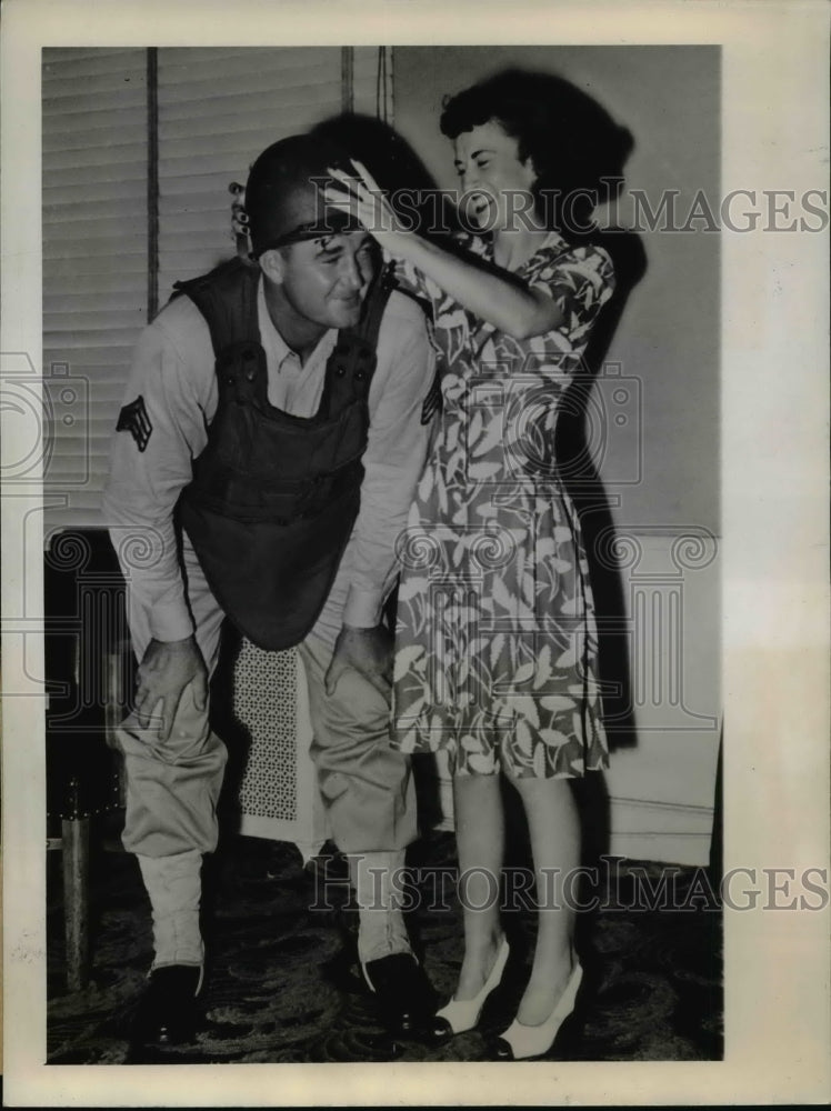 1945 Press Photo Sgt William Harris Wears New Infantry Armor by McCord Corp