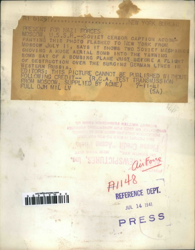 1941 Press Photo Two Soviet Mechanics with Huge Aerial Bomb in Moscow