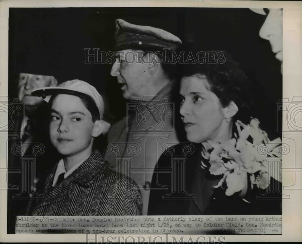 1951 Press Photo Gen, Mrs MacArthur, Their Son Arthur Arriving in Chicago