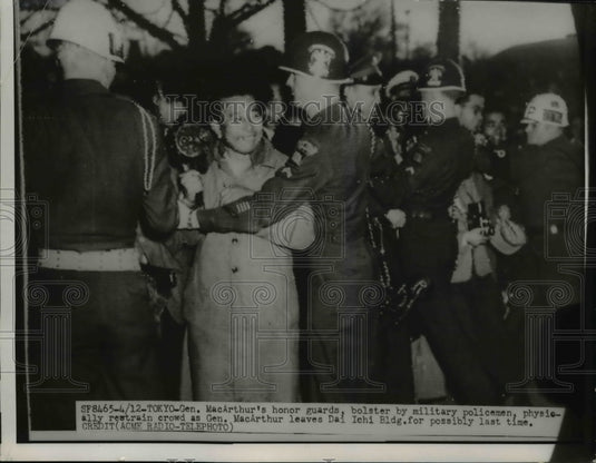 1951 Press Photo General MacArthur's Honor Guards in Tokyo Leaving Dai Inchi Bld- Historic Images