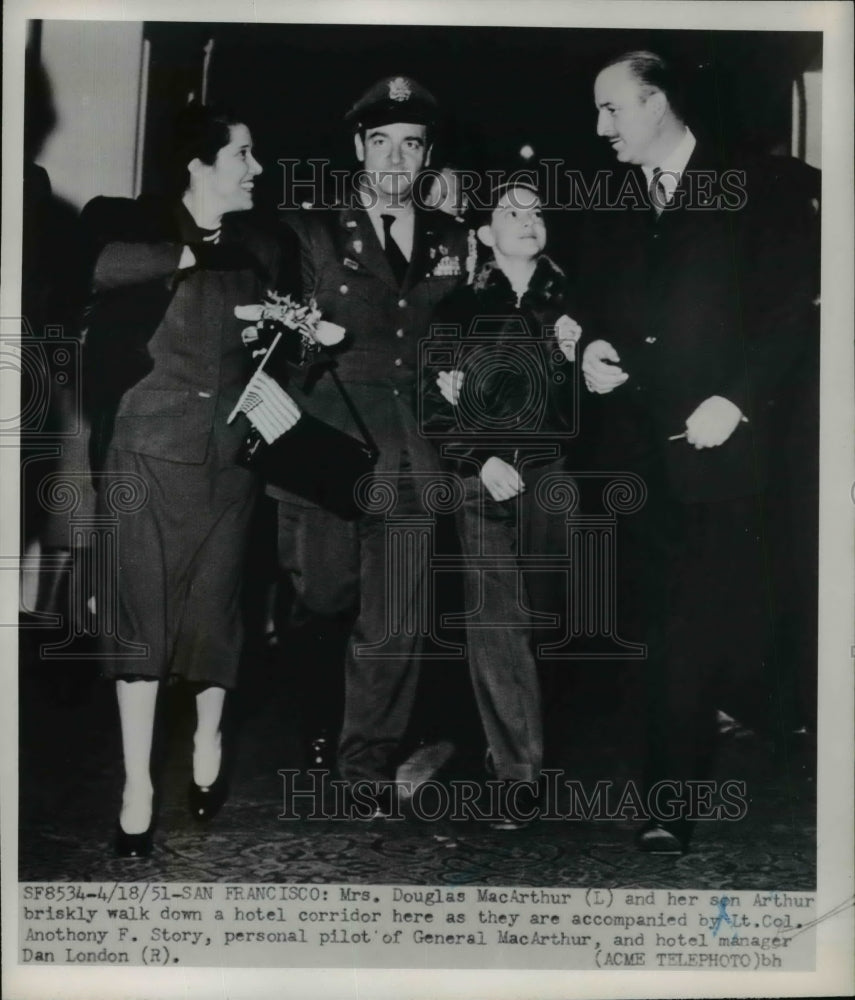 1951 Press Photo Mrs MacArthur & Son Arthur in Hotel Corridor in San Francisco