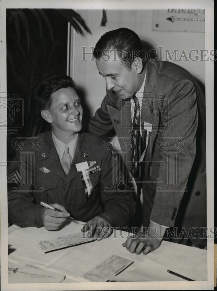 Load image into Gallery viewer, 1945 Press Photo Robert Gerstung Medal Of Honor Recipient Joins AM Vets WWII
