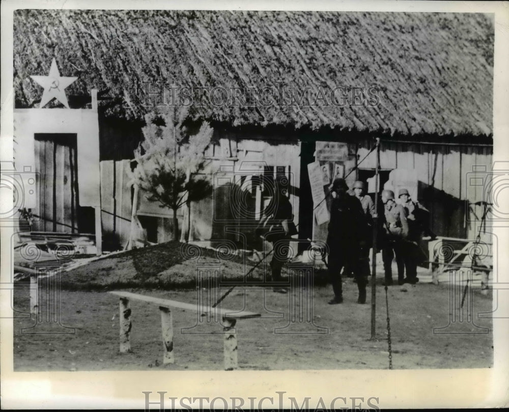 1941 Press Photo German Soldiers Emerge After Searching House in Russia