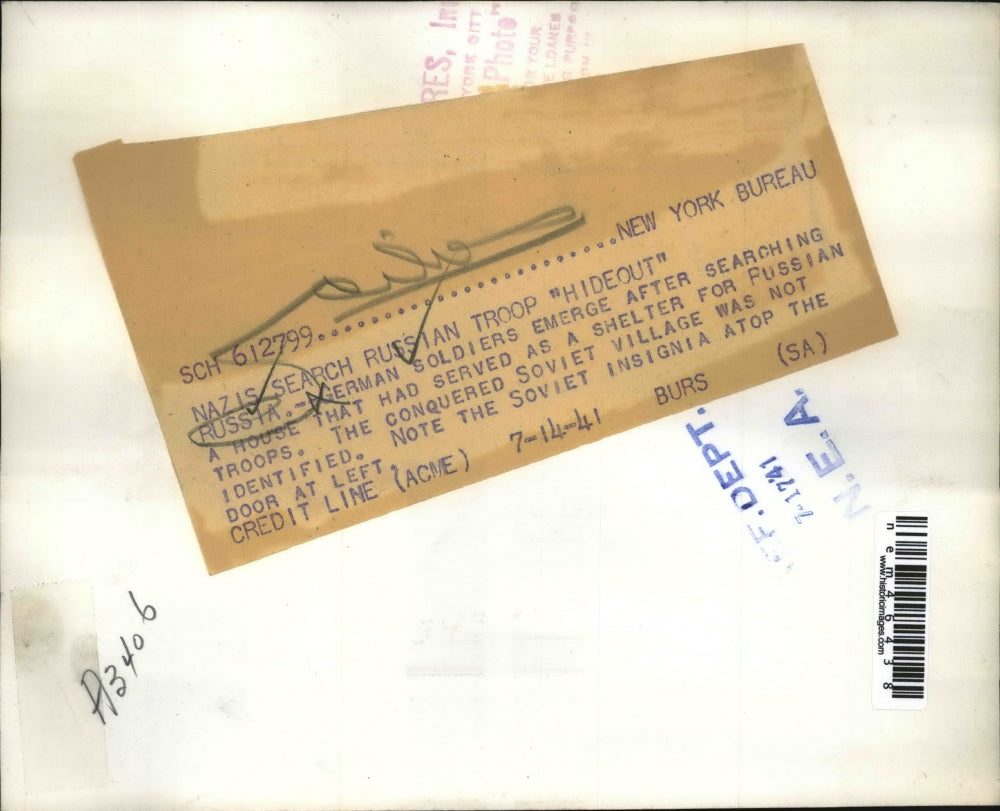 1941 Press Photo German Soldiers Emerge After Searching House in Russia