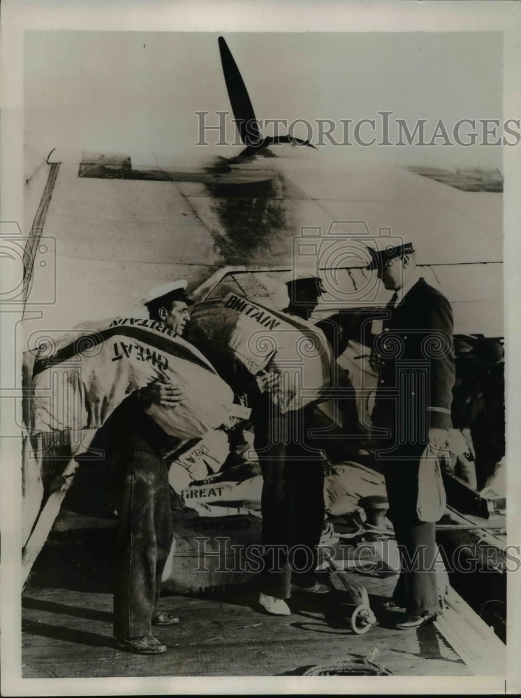 1937 Press Photo British Postal Employees Loading Mail on Centurion