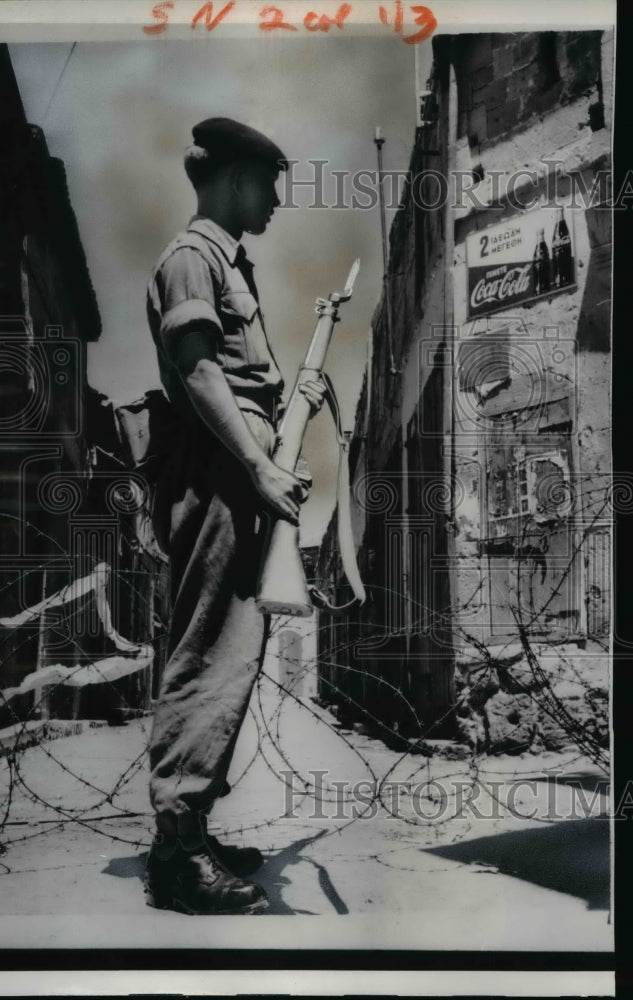1958 Press Photo Fusilier Kenneth Walls Guarding Barricade in Nicosia, Cyprus
