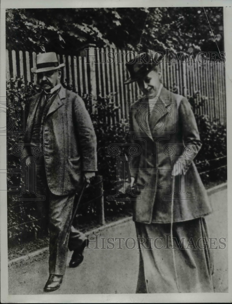 1934 Press Photo President Von Hindenburg of Germany and His Wife - nem47114- Historic Images